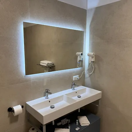 帕莱索德尔马酒店 2* 内尔哈